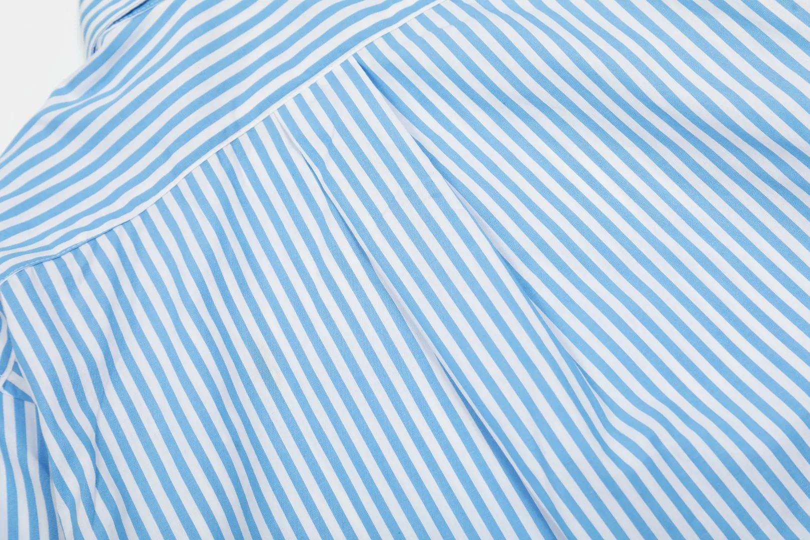 P260 💰 "Top quality" Style number: 8082# [Ralph Lauren classic basic new old money style striped shirt long sleeves] ✅Ralph Lauren Ralph Lauren colorful style old money style cotton poplin striped casual shirt long sleeves ✅Top ceiling quality ZP original development You can compare with the real thing at will ✅100% restored workmanship The entire garment is covered with seams and clean edges Curved triangular bifurcation ✅100% cotton poplin cotton Smooth to the touch Pre-car wash treatment The yarn is tighter ✅Customized dyed original pearlescent white bottom buttons, large and small zoning, vertical phoenix eyelets ✅Special shaped chiffon foil inside the collar door tube, not easy to deform and pull ✅Refreshing colorful striped shirt, salty or sweet, daily travel, extremely high production rate, customized style ✅The upper body looks much better than the real thing, can be worn alone or worn in all seasons, highly recommended for goddesses, size: S-XL, color: red, blue, green